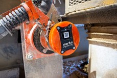 Servicing the conveyor cleaning blade