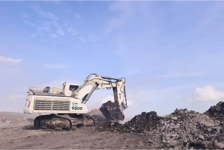 Darma Henwa expands fleet with 10 new Liebherr machines